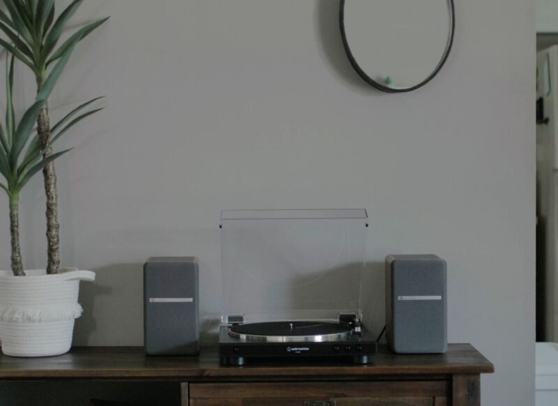 gramofon na drvenom stolu