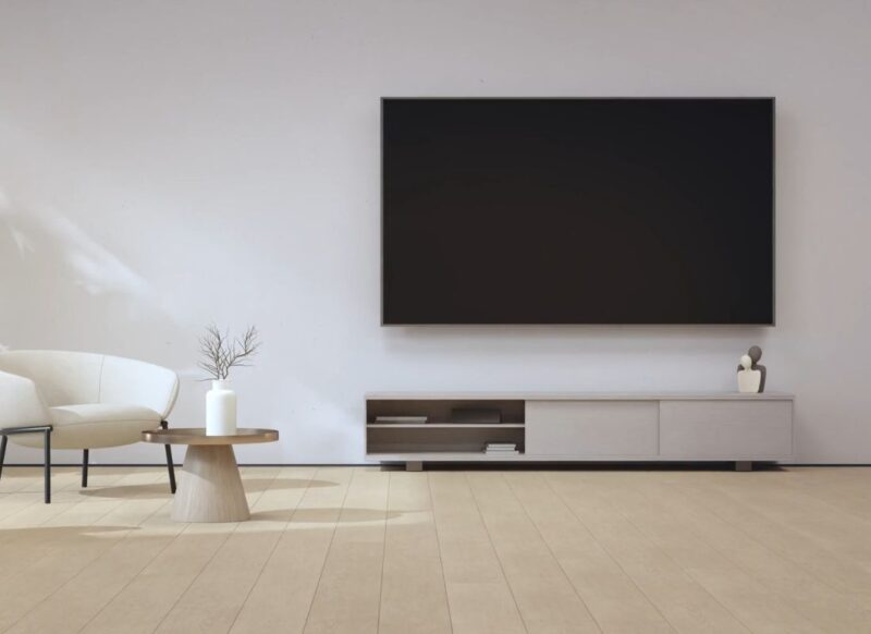 dnevni boravak sa velikim tv-om i foteljom