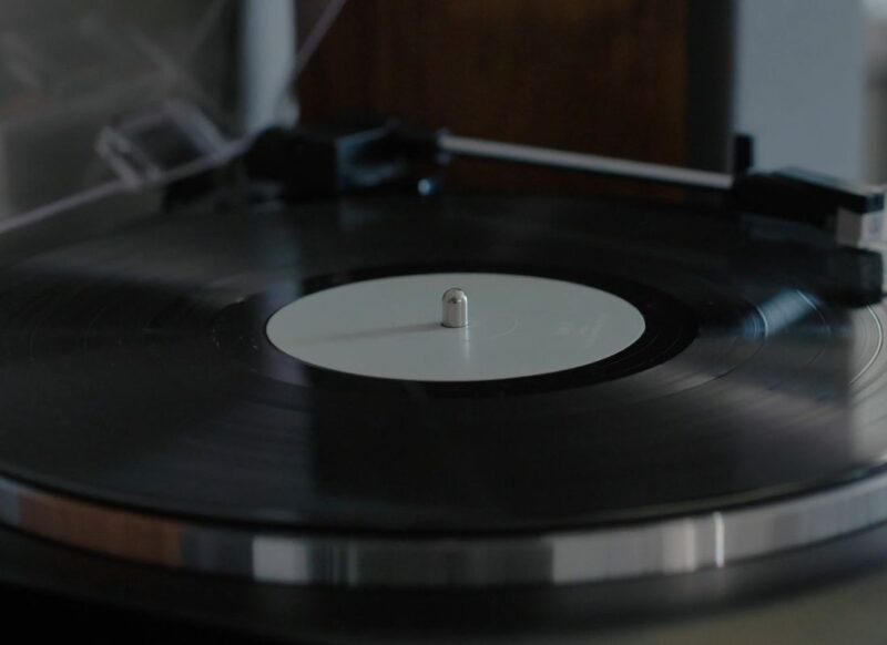 prikaz gramofona dok vrti ploču